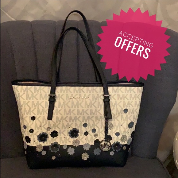 Michael Kors Handbags - 💕Michael Kors bag